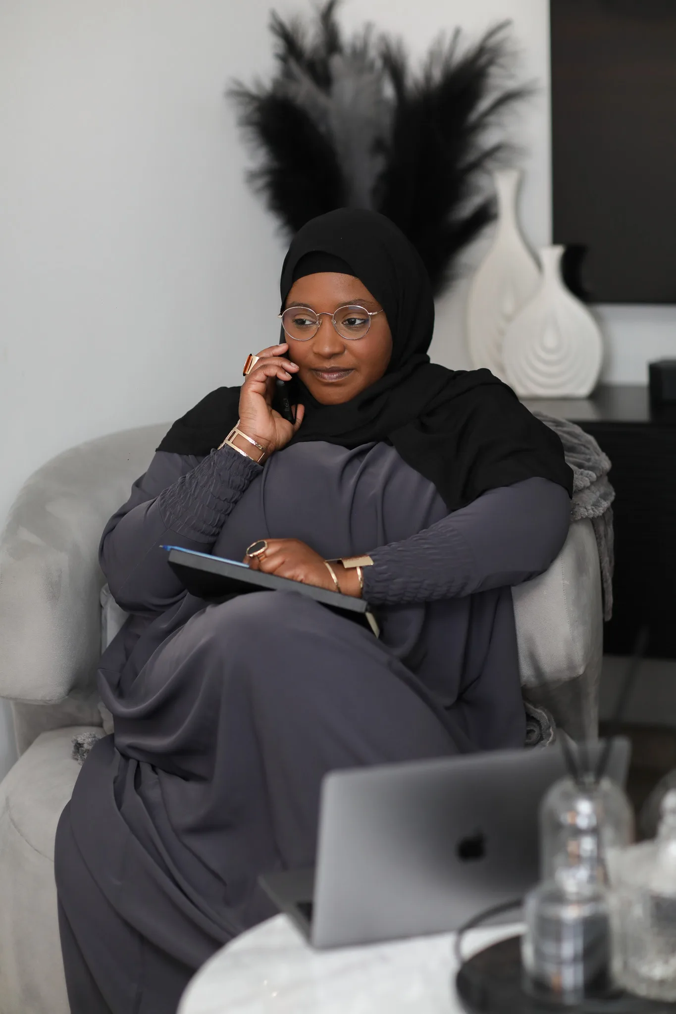 Bintou DIABY en situation de travail, téléphone et ordinateur
